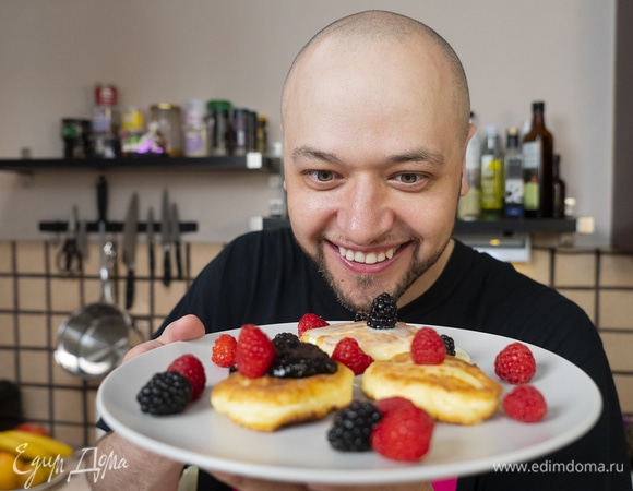 Добавляем топинг: сгущенное молоко, малину, ежевику, черничное варенье по вкусу. Приятного аппетита!