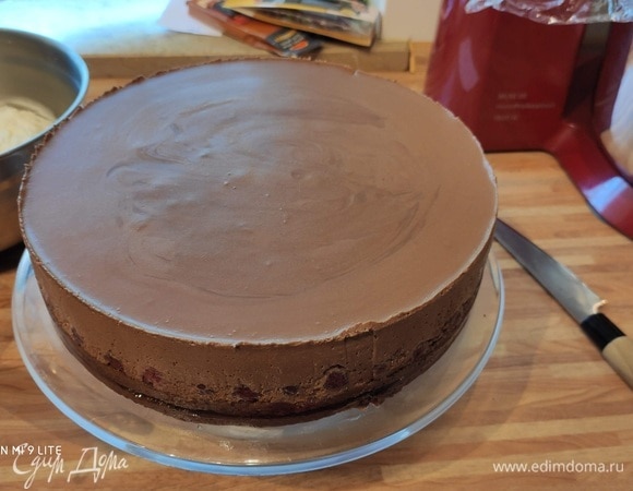 Снять кольцо. Растереть маскарпоне с сахарной пудрой. В отдельной емкости взбить сливки и аккуратно поэтапно соединить взбитые сливки с маскарпоне.