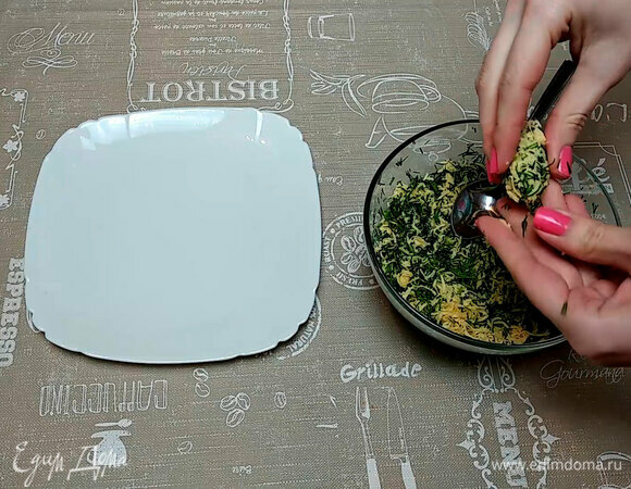 Смешиваем натертый сыр с укропом.