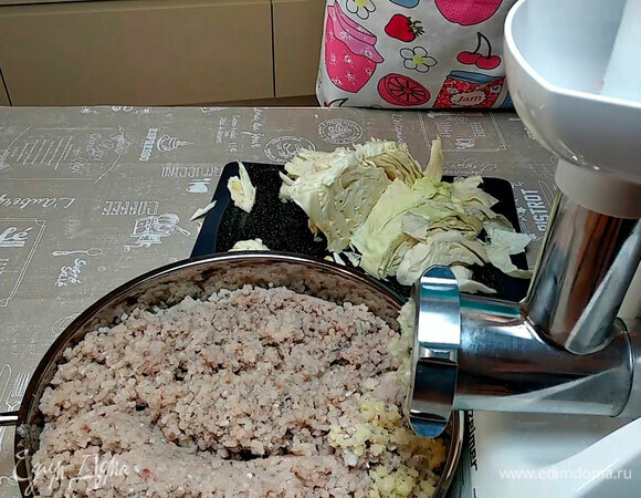 Пропустить через мясорубку рыбное филе, капусту, хлеб. Добавить соль, перец, мускатный орех.