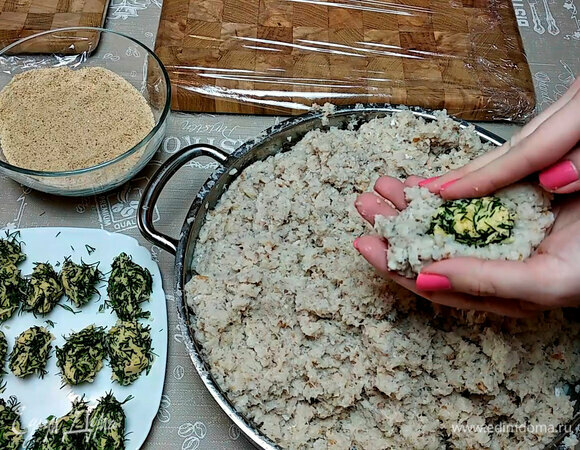 Формируем котлеты, обваливаем в сухарях.