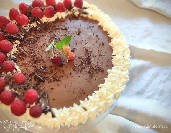 Частью крема покрыть борта, выровнять широким ножом. Остальной крем выложить в кулинарный мешок с насадкой и выложить розочки, украсить свежей малиной и шоколадной стружкой. Это мой вариант, а вы можете украсить торт на свой вкус.