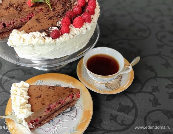 Резать торт острым ножом. Каждый раз нож мыть, так вы получите чистый срез.