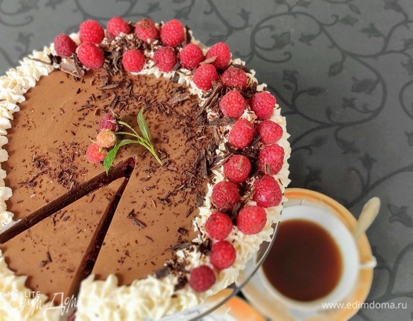 Торт не приторно-сладкий, союз шоколада с малиной очень выгодно сочетается со сливочными вкусами, а прослойка малинового желе придает желаемую кислинку.