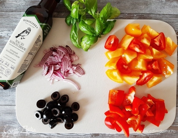 Томаты и перец режем крупно, красный лук — соломкой, маслины разрезаем пополам.