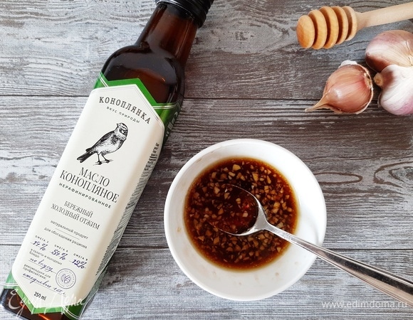 Для заправки смешиваем конопляное масло ТМ «Коноплянка», мед, бальзамический уксус и мелкорубленый чеснок.