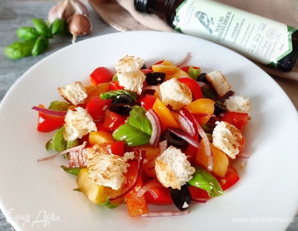 На блюдо выкладываем все овощи, листья базилика, поливаем заправкой, солим по вкусу и сверху выкладываем сухарики. Приятного аппетита!