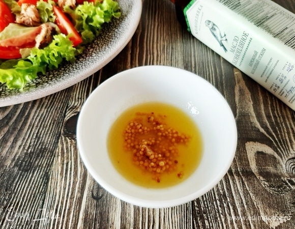 Для заправки смешиваем конопляное масло ТМ ««Коноплянка» и зернистую горчицу.