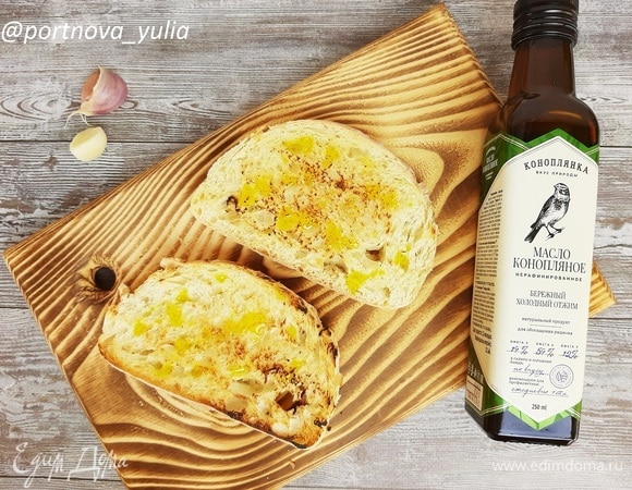 Натираем подсушенный хлеб зубчиком чеснока и сбрызгиваем конопляным маслом ТМ «Коноплянка».