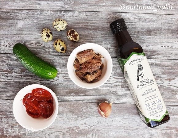 Яйца перепелиные отварить, очистить и разрезать пополам. Огурец нарезать овощечисткой на длинные слайсы и скрутить из них рулетики. Мясо тунца слегка поломать вилкой.