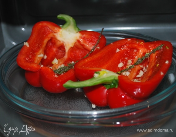 Болгарский перец разрежьте на две части и удалите семена. Посыпьте нарезанным чесноком (половинку зубчика), в каждый перчик положите по веточке тимьяна. Я запекла перцы в микроволновой печи 3 минуты.