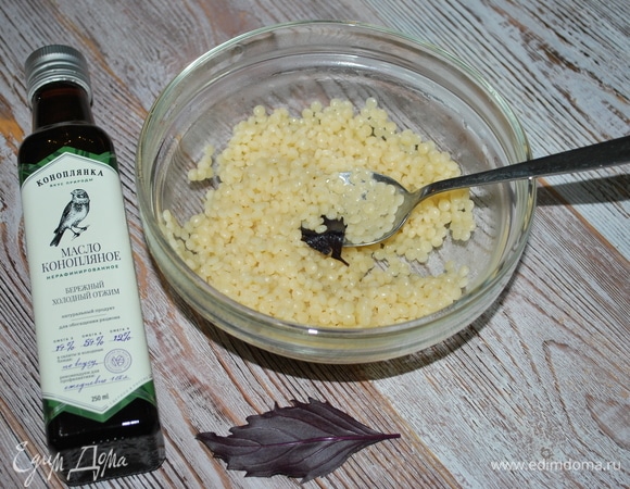 Макароны птитим отварите до состояния альденте. Перемешайте их с одной чайной ложкой конопляного масла ТМ «Коноплянка», добавьте нарезанный свежий базилик.