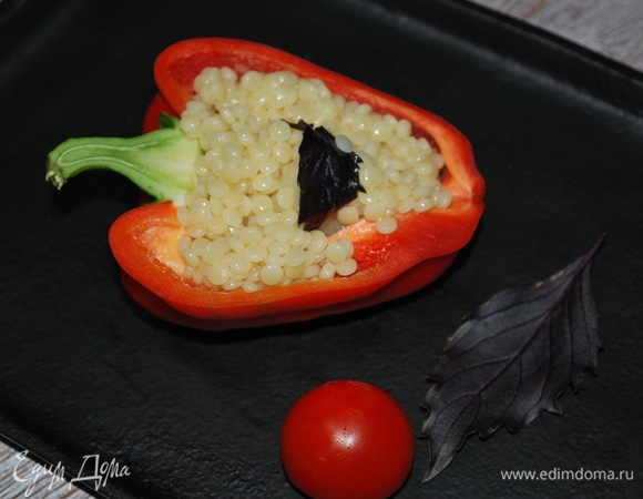 Достаньте перец из микроволновой печи. Перец, приготовленный таким образом, получается очень сочным, с легкой хрустинкой. На дно каждого перчика выложите пару кусочков творожного сыра, а сверху — начинку из макарон.