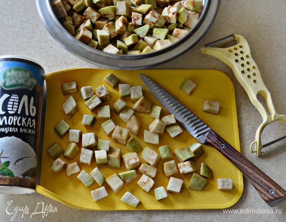 Баклажаны очистить от кожуры, нарезать небольшими кубиками, посыпать солью и оставить на 15 минут. Затем промыть баклажаны, промокнуть и обсушить с помощью бумажных полотенец.