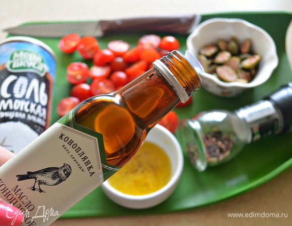 Для заправки в отдельной емкости смешайте 2 ст. л. конопляного масла ТМ «Коноплянка», натертую цедру половины лимона, 1–2 ст. л. лимонного сока, очищенный запеченный чеснок (разомните его с помощью вилки), соль, перец по вкусу и перемешайте.