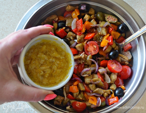 Готовые запеченные овощи переложите в миску, добавьте черри, маслины и каперсы, добавьте заправку и перемешайте.