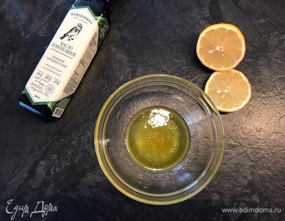 Пока запекается нут, приготовить соус. Для этого нужно смешать конопляное масло ТМ «Коноплянка», лимонный сок и мед.