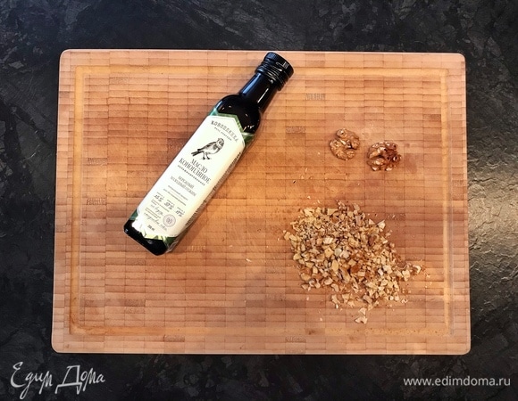 Орехи поджарить на сухой сковороде, порубить ножом на средние кусочки. Парочку оставить для декора.