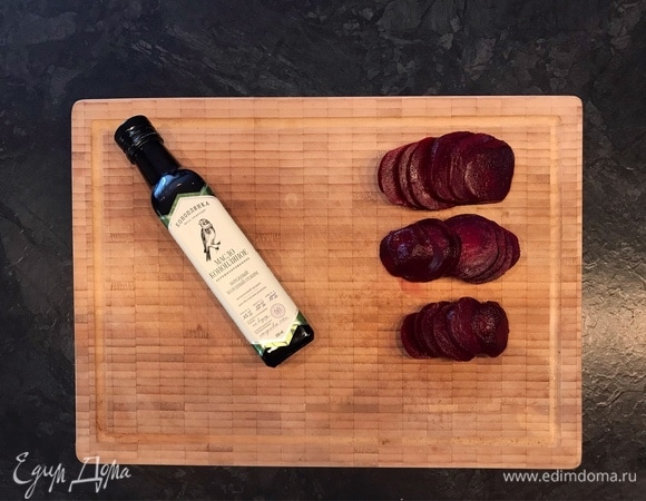 Вареную свеклу нарезать ломтиками.