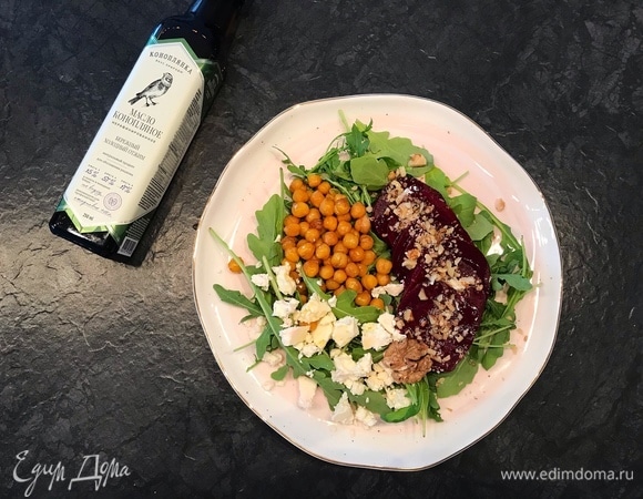 На тарелку выложить руколу, сверху — нут, свеклу и сыр. Посыпать свеклу орехами и полить салат соусом. Приятного аппетита!