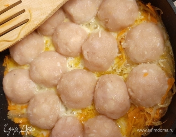 Морковь натираем на крупной терке, лук режем перьями и тушим в небольшом количестве растительного масла. В это время формируем фрикадельки из фарша (у меня — приготовленный заранее фарш из щуки).