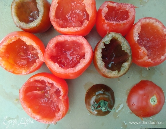 Помидоры лучше взять среднего размера и с толстой шкуркой. Вымыть, срезать верхушку (не выбрасывать). Ложкой аккуратно вынуть мякоть, она нам не пригодится. Посолить помидоры внутри. Перевернуть, дать стечь лишней жидкости.