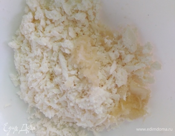 Адыгейский сыр и чеснок натереть на терке.