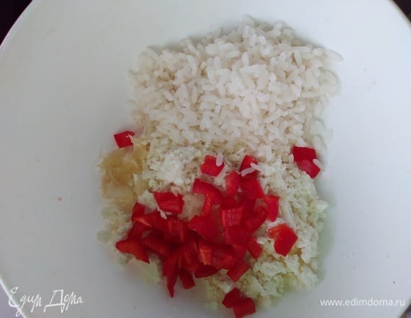 Половинку перца нарезать мелкими кубиками. Соединить с сыром. Добавить вареный рис. Посолить, поперчить по вкусу.