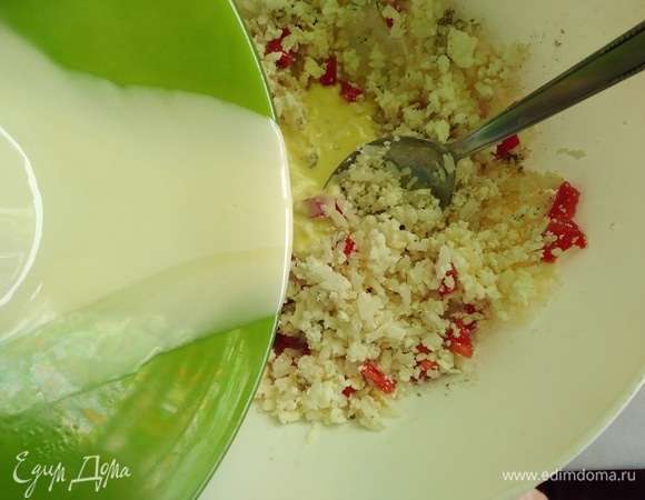 Масло растопить и влить в начинку. Перемешать.