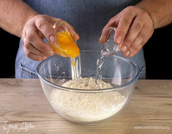 Разотрите масло с мукой в рыхлую крошку. Добавьте яичные желтки, 30 мл холодной воды и соль. Все хорошо перемешайте.