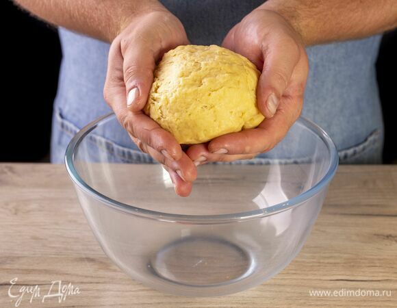 Замесите эластичное тесто, скатайте в шар, уберите в холодильник на 20 минут.