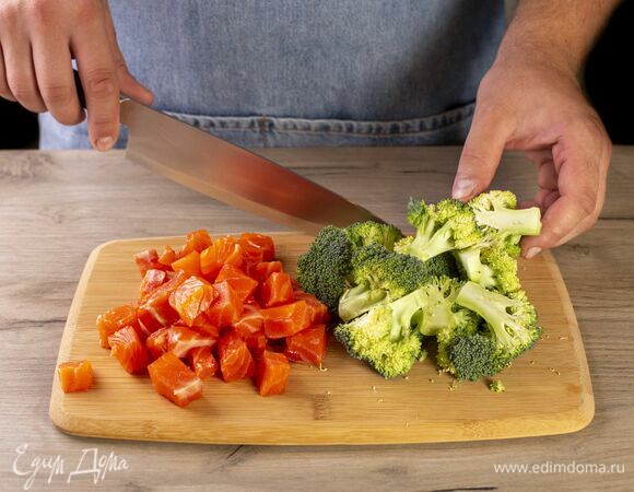 Приготовьте начинку. Брокколи разделите на соцветия. Нарежьте лосося на небольшие кусочки.
