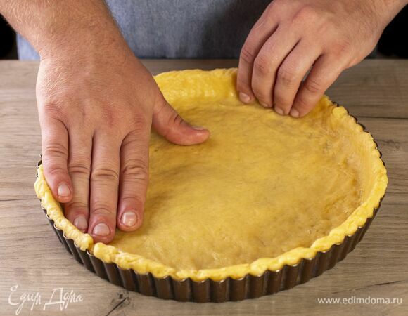 Охлажденное тесто равномерно распределите в форме для выпечки, сделайте ровные бортики.