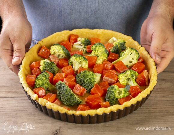 Выложите равномерно рыбу и брокколи.