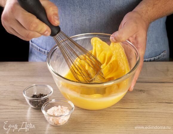 Взбейте вилкой с солью и перцем.