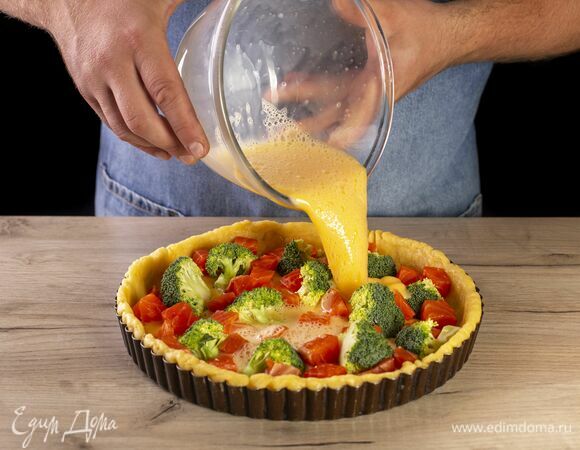 Залейте пирог.