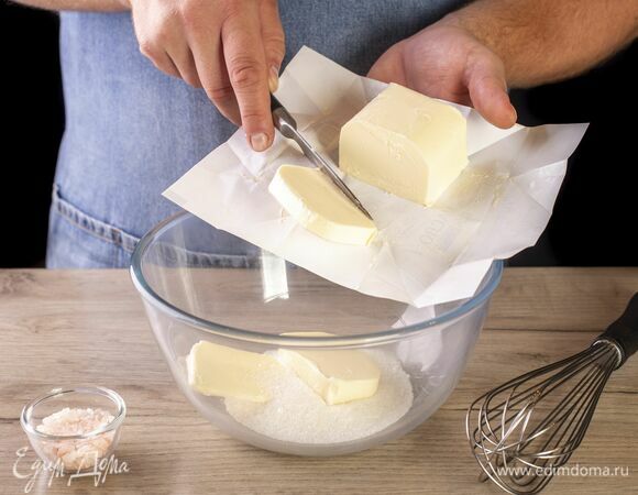 Масло взбейте вместе с сахаром и солью.