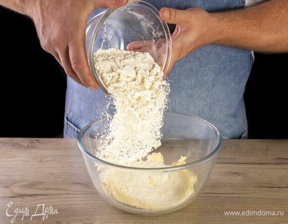 Добавьте муку и перемешайте.