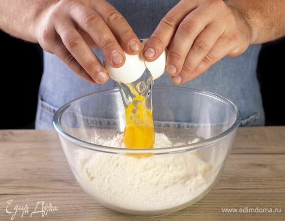 Добавьте яйцо и при необходимости добавьте 1 ст. л. холодной воды. Замесите тесто. Заверните его в пленку и положите в холодильник на 30 минут.