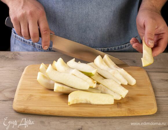 Груши нарежьте крупно.