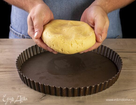 Тесто распределите в форме, края обрежьте.