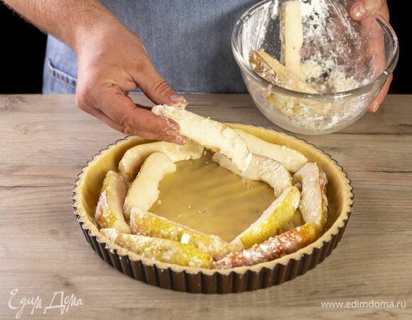 Выложите начинку.