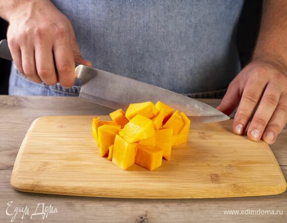Тыкву нарежьте небольшими кубиками.