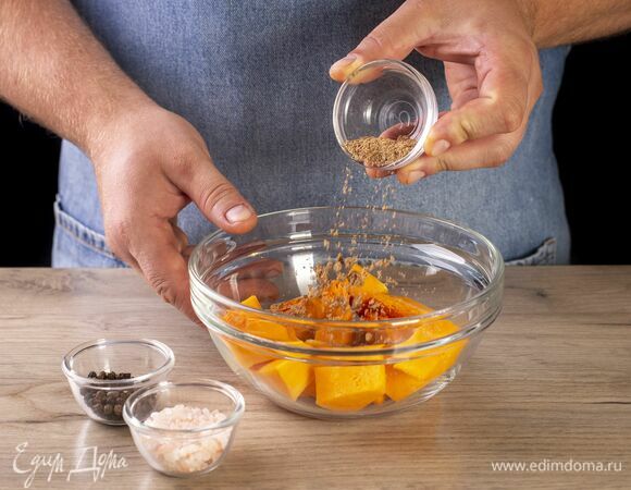 Выложите в миску. Немного посолите, поперчите, добавьте мускатный орех.