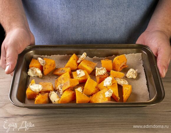 Выложите в форму, застеленную пергаментом, и запекайте при 180℃ около 15 минут.