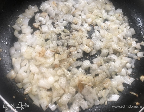 Обжарьте лук, добавьте сахар, посолите, поперчите.