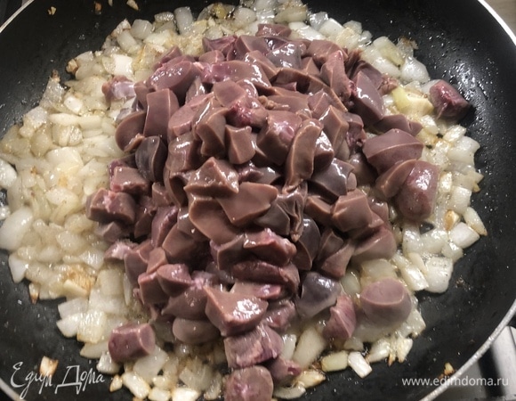 Добавьте нарезанные почки.