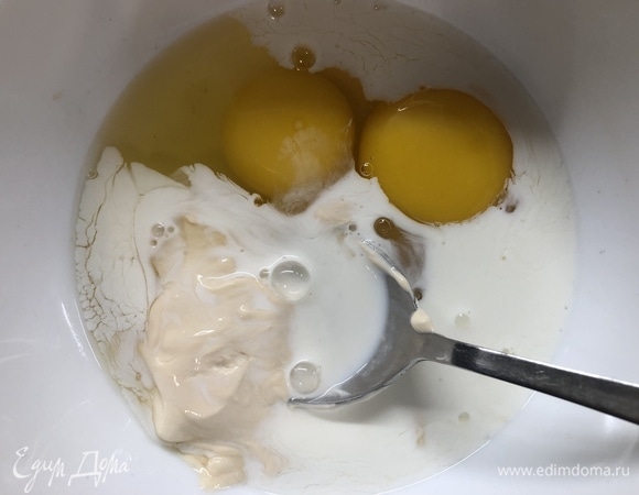 Подготовьте заправку, смешав сливки, сметану и яйца.