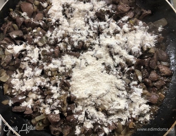 В зажарку добавьте две столовые ложки муки, выпарьте лишнюю влагу.