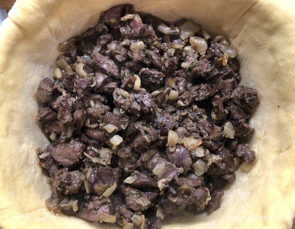 В форму выкладываем зажарку.